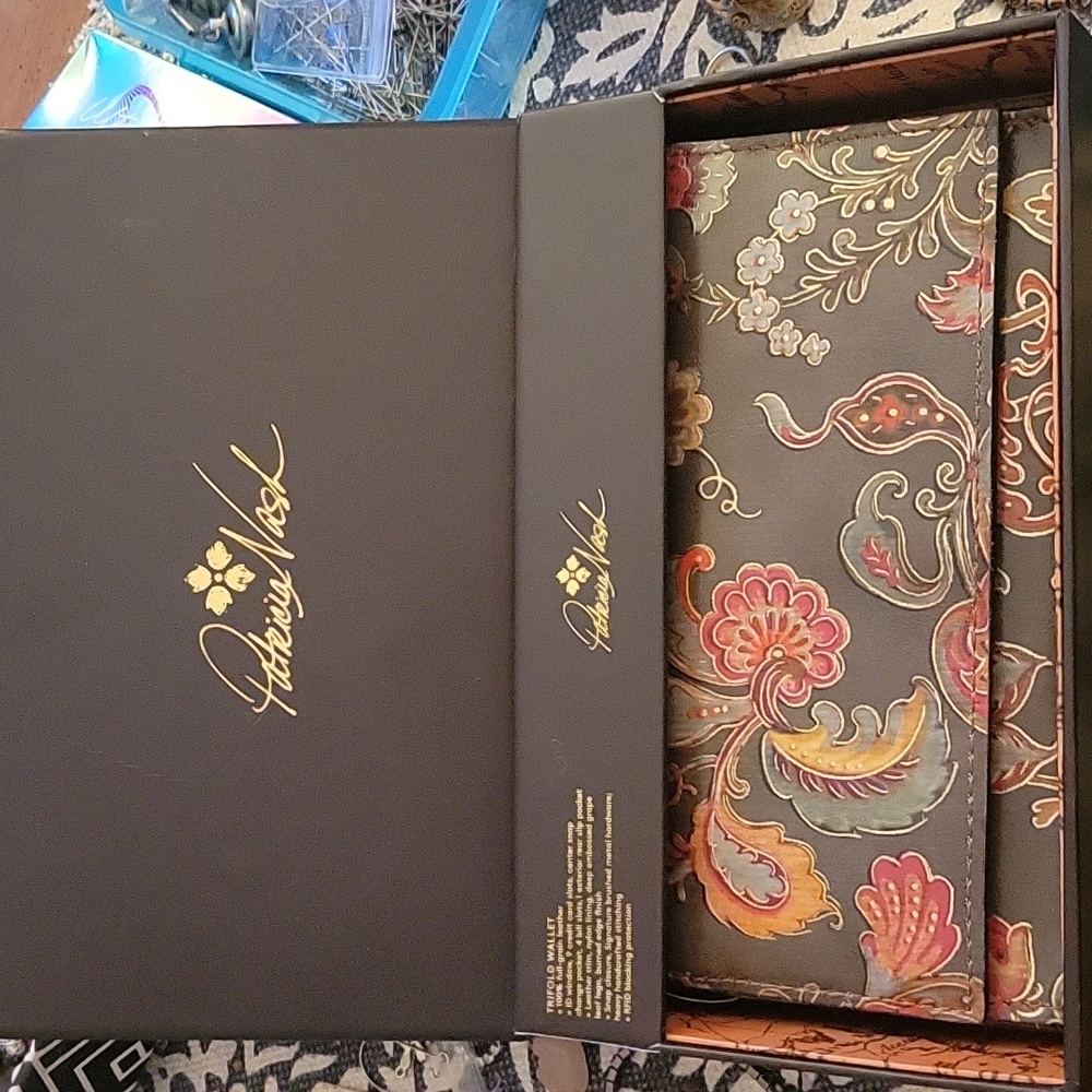 PATRICIA NASH new trifold Wallet in box Leather. Designer geniune gift box $110